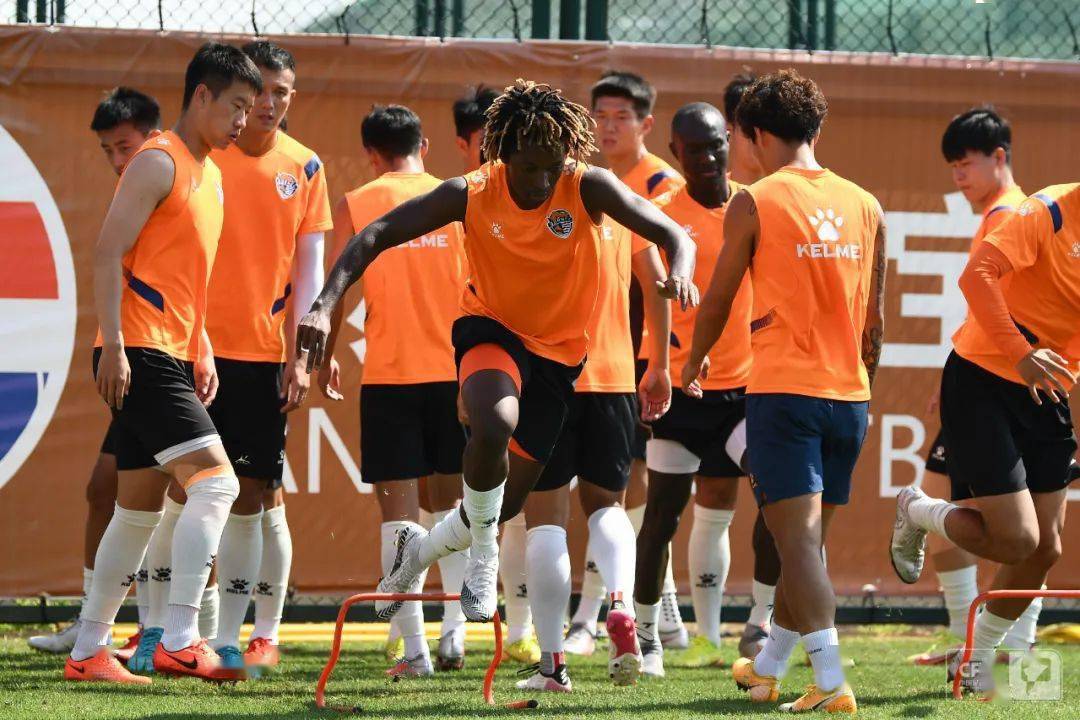 关于冰球总决赛掀起高潮，中原雷豹队绝杀荆楚雄狮队，老将里程碑之夜——外援联手发威的信息九游体育游戏